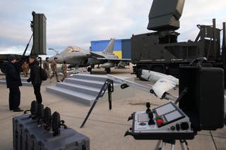 Um caça Rafale, drones e munições são vistos antes da chegada do presidente ucraniano Volodymyr Zelensky à base aérea de Villacouble, perto de Paris